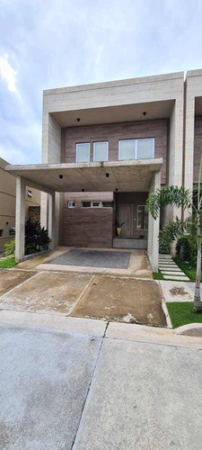 En Alquiler Exclusivo Town House, Cumbres De Guataparo