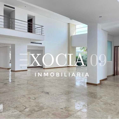 Imagen 4 de 14 de Exocia 09 Vende Lujosa Villa Con Canal Vista A La Avenida