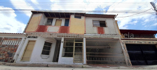 Linda Casa, De Espacios Muy Amplios Y Cómodos. Propiedad De 2 Niveles Con 150mtrs2 De Superficie. Ideal Para Familias Numerosa O Para Fin Comercial. Ubicada En Guacara 