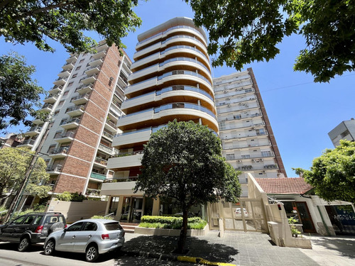 Espectacular Piso Alto Con Dos Cocheras Y Baulera En Pleno Centro De Martinez.