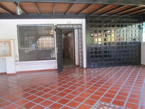 Imagen 2 de 13 de Casa Muy Amplia En Esquina