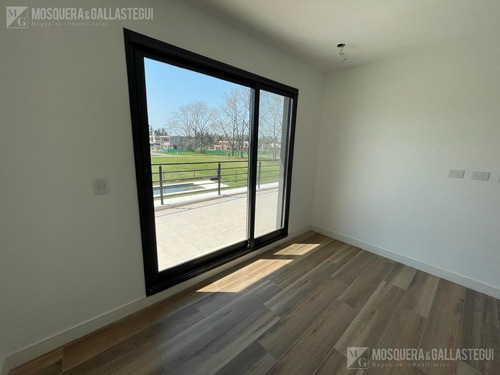 Casa En Venta En Chateau