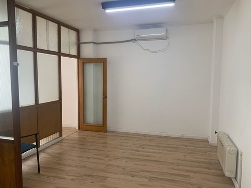 Se Vende Oficina En Ciudad Vieja, Calle Zabala, A Metros De La Rambla 25 De Agosto.