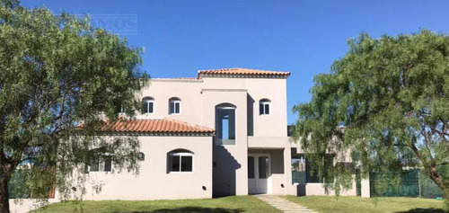 Casa En Venta A La Laguna Barrio Norte Con Pileta 300.000 Pg