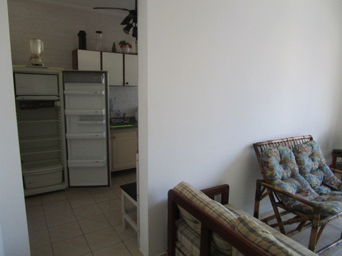 Aluga-se Apartamento De 1 Dormitório. Próximo À Praia!!