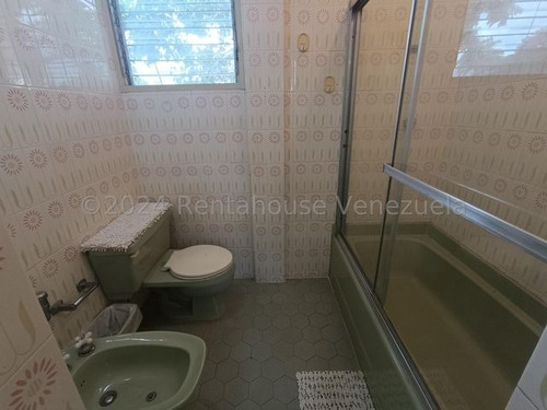Imponente Quinta En Venta Ubicada En Chuao. 25-16410
