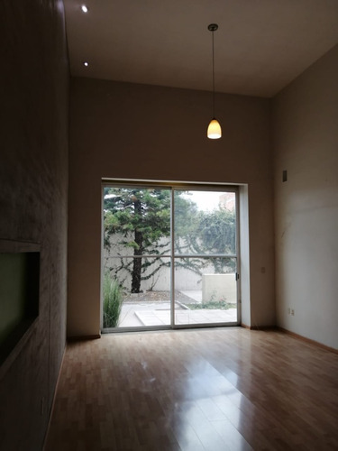 Residencia Moderna De Alto Diseño En Esquina