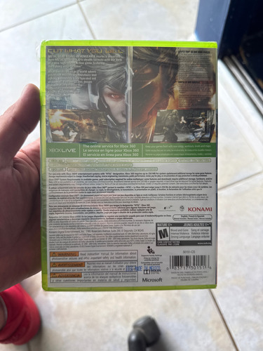 Metal Gear Rising Revengeance / Xbox 360 Lacrado