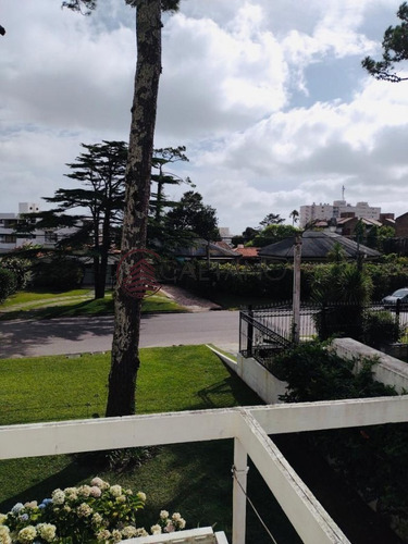 Oportunidad En Venta - Apartamento De Dos Dormitorios Playa Mansa- Ref: 2555