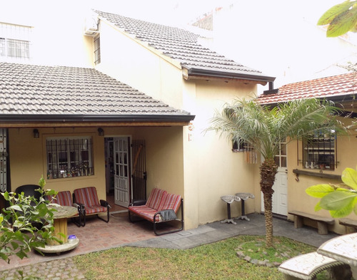Chalet De 4 Ambientes Desarrollado En 2 Plantas. Excelente Estado.