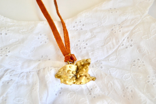Imagen 3 de 4 de Collar Flor Minimalista, Bronce, Cuero Marron, Joyeria, Cod1