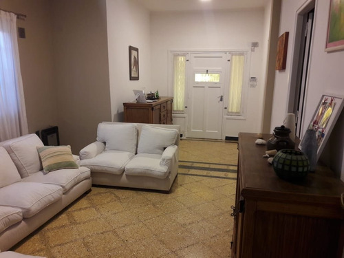 Casa Estilo Americana De 5 Ambientes. Garage Y Quincho. Zona San Juan