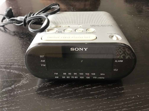 Imagen 1 de 6 de Radio Despertador De Buró Sony Funcionando Al 100%
