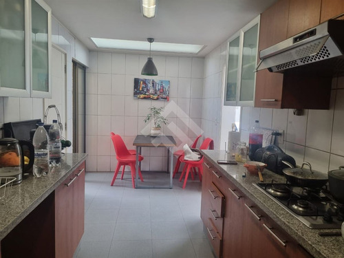 Casa En Venta De 6 Dorm. En Peñalolén