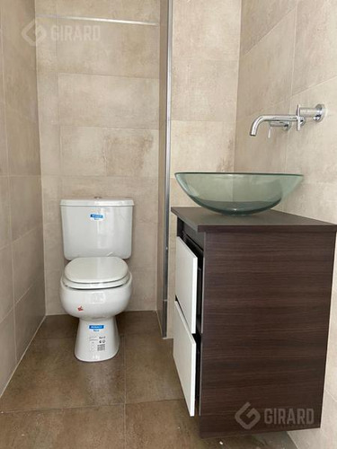 Departamento En Venta De 2 Amb. Plaza Mitre. Oportunidad