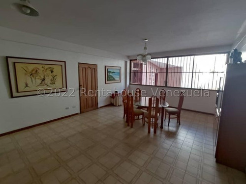 En Venta Amplia Quinta Para Uso Bifamiliar, Ubicada En Prados Del Este  #23-3117