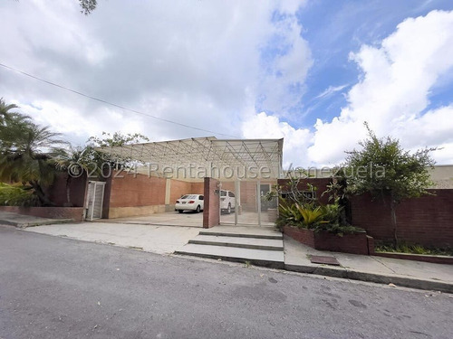 Alto Hatillo !! Hermosa Casa Con Vista Al Ávila, Impecable Cuidado Y Mantenimiento, 1.647 M2 Terreno, 408 M2 Constr., 4 Hab, 7 Baños, 6 Pe, Amplio Y Bello Anexo, Calle Cerrada Con Vigilancia Y Pozo