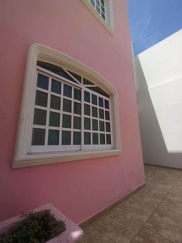Casa En Venta De 4 Recamaras En Los Portales, Sector Palmito