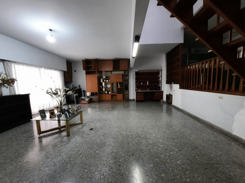 Ph Tipo Casa De 422 M². 4 Ambientes. Sobre Avenid.