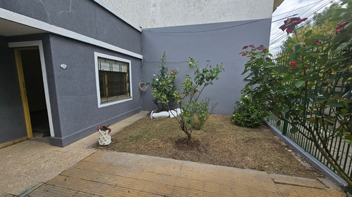 Casa Americana En Castelar Norte Con Cochera Y Fondo