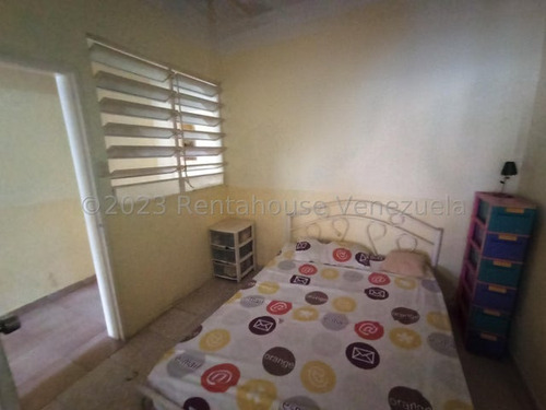 Casa En Venta De 3 Niveles La Cooperativa Maracay 25-15196 Apd