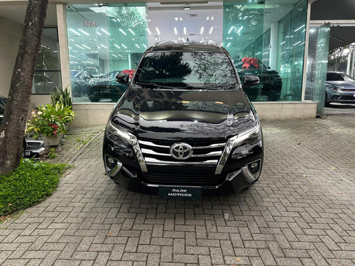 Toyota Hilux SW4 2.8 SRX 4X4 7 LUGARES 16V TURBO INTERCOOLER DIESEL 4P AUTOMÁTICO