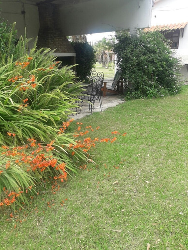Casa De 2 Dormitorios Con Parque Y Parrillero