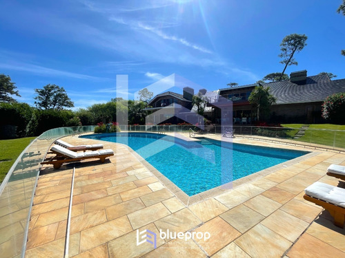 Casa En Venta En Punta Del Este: Importante Residencia A Una Cuadras Del Mar En Playa Mansa.
