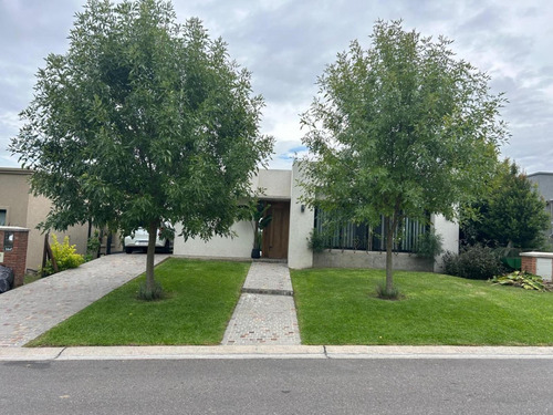 Casa En Venta - 3 Dormitorios 3 Baños - 715mts2 - Pilar