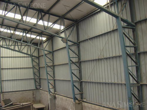 Importante Nave Industrial De 858m2