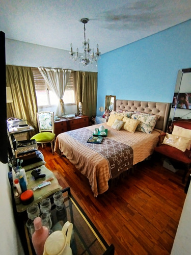 Amplio Ph A La Venta De 6 Ambientes Con Dependencia De Servicio, Balcón Y Parque.