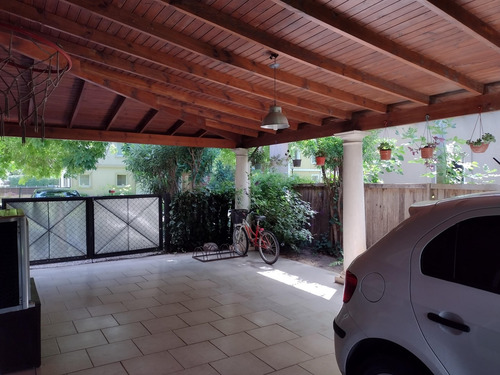 Casa A La Venta En Barrio Los Jazmines, Pilar Del Este, Pilar