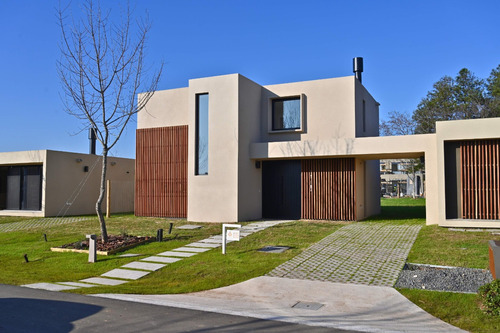 Casa En Venta 3 Dormitorios Y Piscina En Huertas De Los Horneros