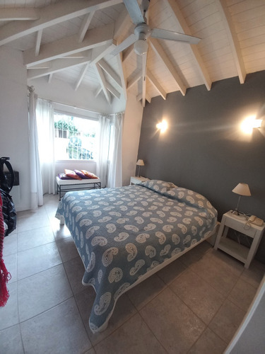 Casa En Pinamar Con Amplio Jardin, 12 Personas, 4 Cuadras Del Mar, Alquiler Todo El Año