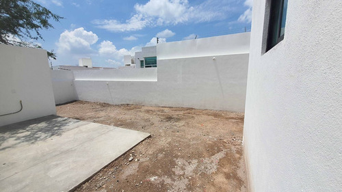 Estrena Casa En Real De Juriquilla, Enorme Jardín, 3 Recamaras, 3.5 Baños, Lujo