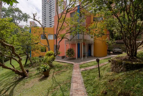 Casa En Venta En El Tesoro. Cod V11847