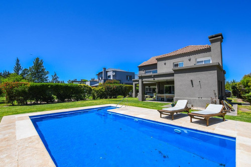 Casa De 3 Dormitorios - Pileta Y Galería Con Parrillero - Fisherton