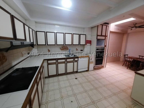 Se Alquila Casa, Para Uso Comercial . En Los Palos Grandes. 24-18111