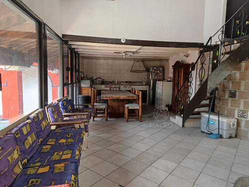 Casa En Venta En Col. Las Brisas, Temixco, Morelos Con Alberca Y Jardín.