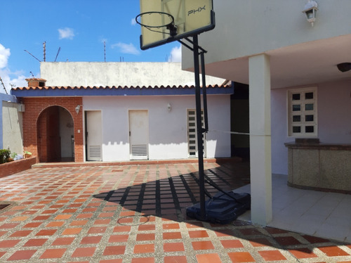 Imagen 6 de 26 de Casa De Niveles En Urbanización Los Olivos. Amplios Espacios Con Fuente Área Social