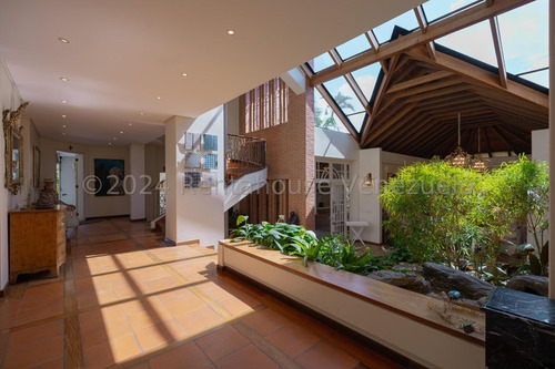 Se Ofrece En Venta Extraordinaria Y Hermosa Casa De Estilo Europeo Ubicada En Los Chorros