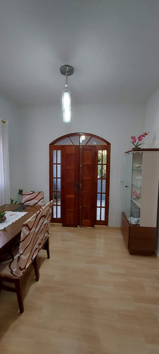 Chácara No Centro De Faria Lemos/mg Com 700m2, Com 2 Casas Uma Grande Em Alto Padrão E Uma Casa Menor, Com Piscina E Área Goumet E Pomar Com Muitas Frutas, Pronta Para Morar