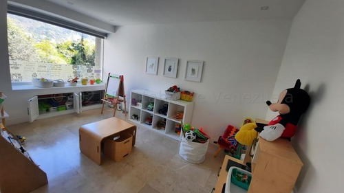 Imagen 9 de 22 de Mls #21-15978 Amplio Y Bello Apartamento Remodelado Con Vista Al Avila, Aproximadamente 7 Metros De Terraza Cubierta. Tiene 30 Puestos De Visitantes. Afm