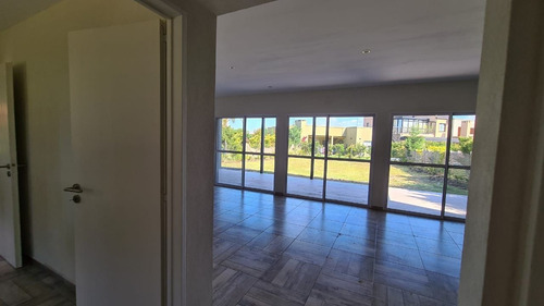 Imagen 4 de 24 de Venta De Casa Estilo Moderno En San Eduardo