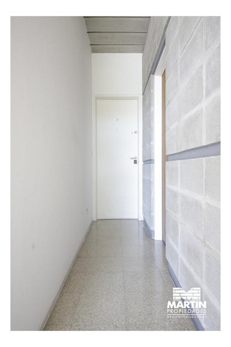 Departamento 1 Ambiente Con Pequeño Espacio Libre Y Cochera.