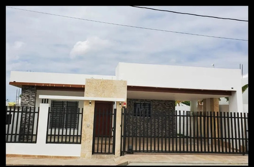 Vendo Casa En La Av. 27 De Febrero En Santiago De Los Caballeros Después Del Dorado, República Dominicana