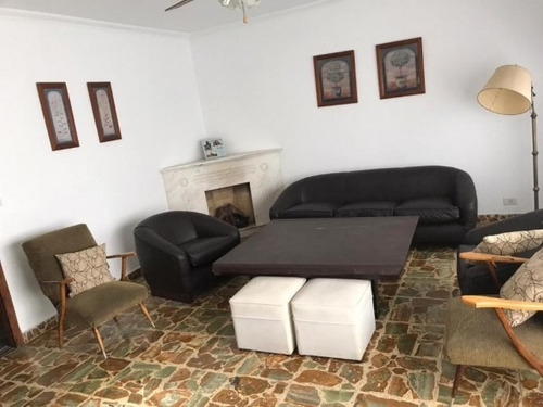 Imagen 25 de 29 de Hermoso Chalet De Estilo Construido Sobre Amplio Lote De 8,66 X 54,57