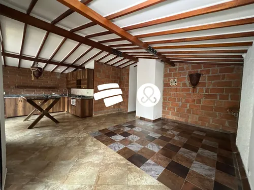 Casa En Venta A Dos Cuadras Del Parque De Bello