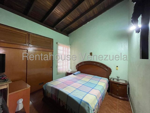Town House En Venta En Urb. Privada Maracay 25-16988 Holder
