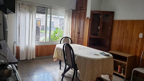 Ph De 3 Ambientes Al Frente Con Gran Cochera Y Patio